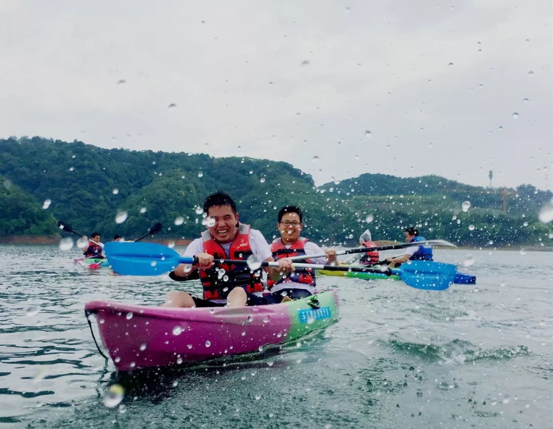 恰逢大雨，反正都濕身了，不如任性玩一回。  夕陽西下，收隊(duì)回家。  上大巴發(fā)朋友圈炫耀去嘍!